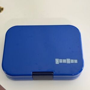 Like new) Leakproof Bento box- Yumbox original Neptune blue (space)